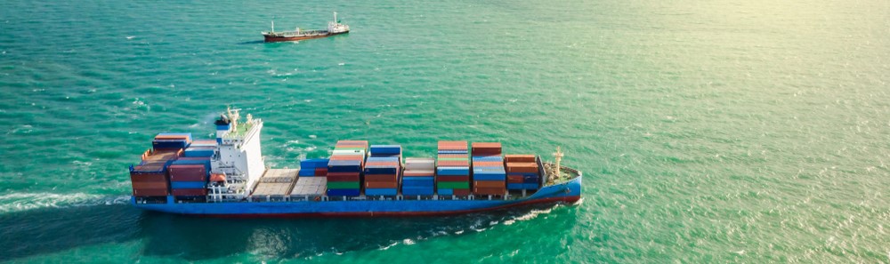 Frachtschiff an der Küste des Pazifischen Ozeans